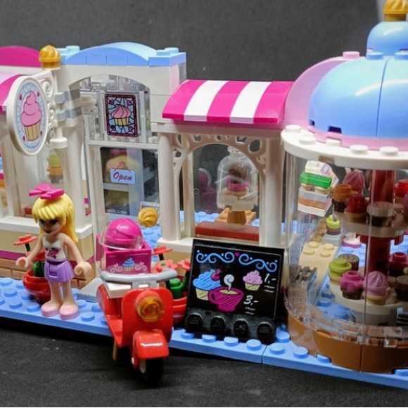 LEGO Friends Heartlake Cupcake Cafe 41119 Building complete set & instructions - Picture 3 of 10